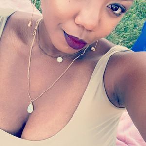 Meet your Posher, Jania